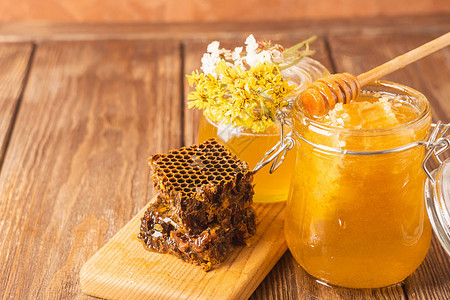 蜂蜜放在玻璃罐子里图片