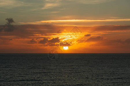在海洋景与云彩的日落图片