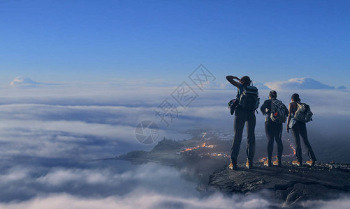 3名登上云顶的徒步者图片