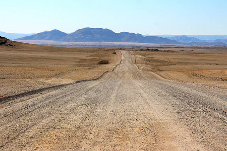 穿越纳米布沙漠的碎石路图片