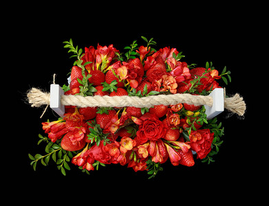 由成熟的草莓和装在木箱里的红玫瑰组成的独特手工制作的礼物黑色背图片