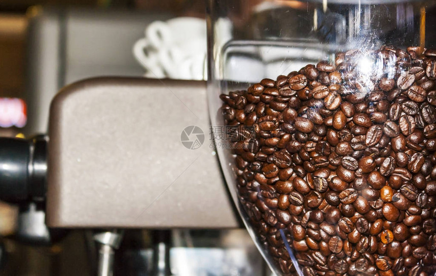 咖啡豆在咖啡磨中等待研磨图片