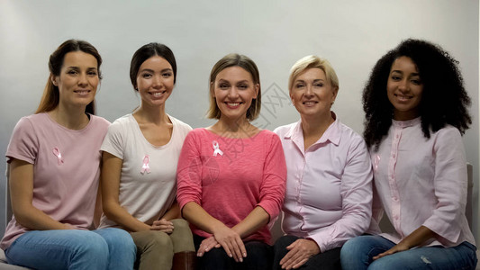 有粉色丝带的妇女了解乳腺癌微笑在图片