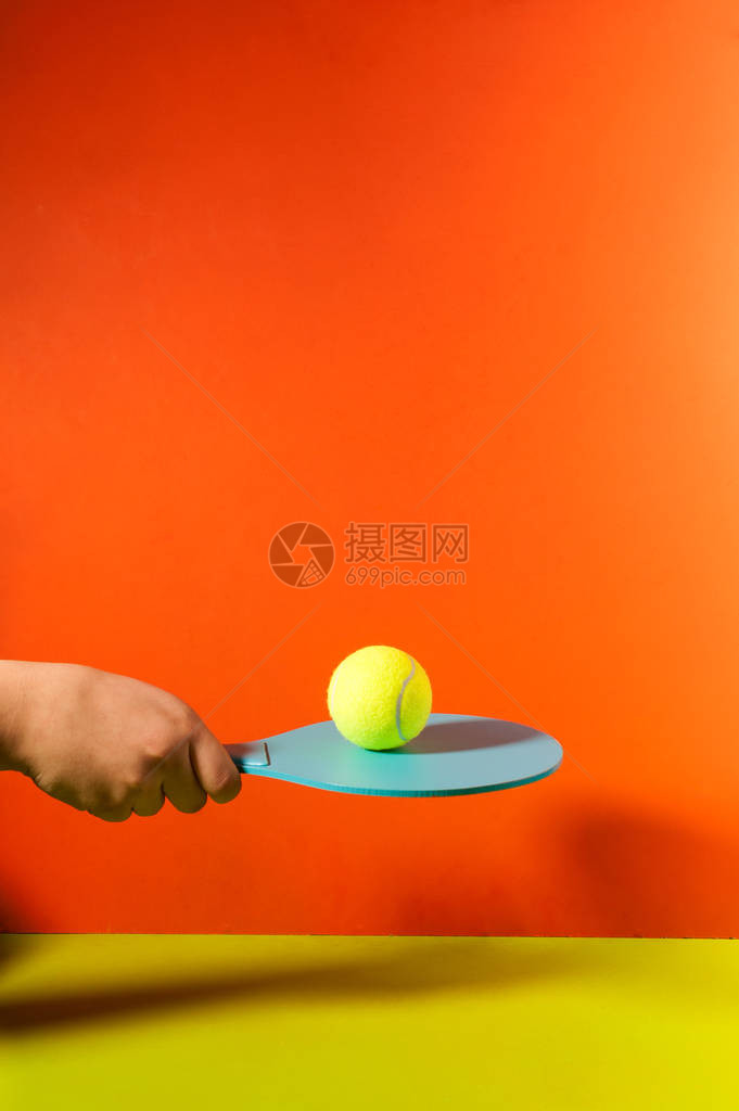 乒乓球手拍红色球图片