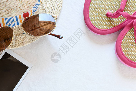 白色背景上的太阳镜草帽智能手机图片