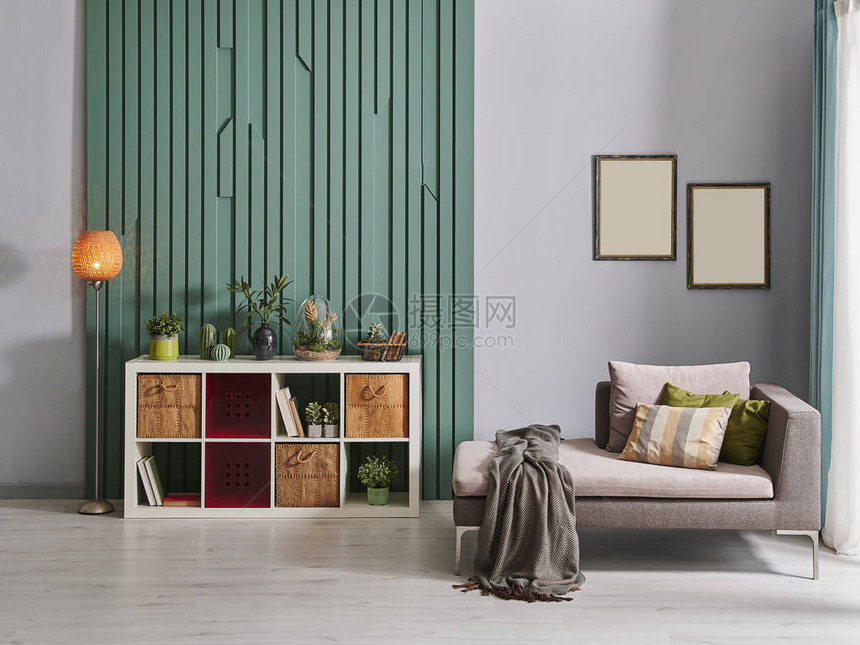 房间内装饰绿色墙椅和书架风格图片