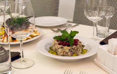 俄罗斯沙拉和蘑菇沙拉以及假日餐背景图片