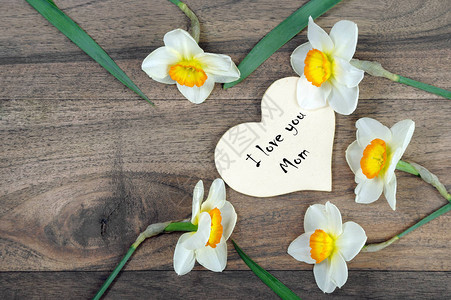 妈我爱你母亲节贺卡在一张木桌上的春天的花朵木制图片