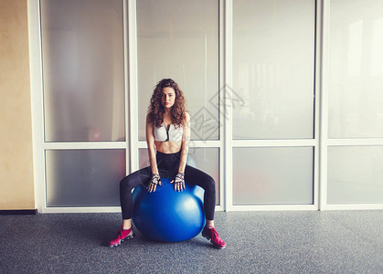健身运动训练和人的概念女人在健身图片