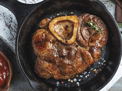 锅里煮熟的Ossobuco小牛肉小腿图片