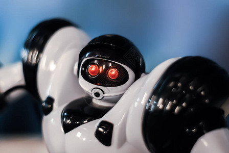 发那科机器人部分模糊的玩具机器人蓝底有红眼发背景