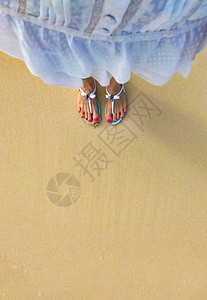 女人脚在黄沙上图片