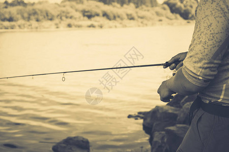 渔夫在湖上钓鱼图片