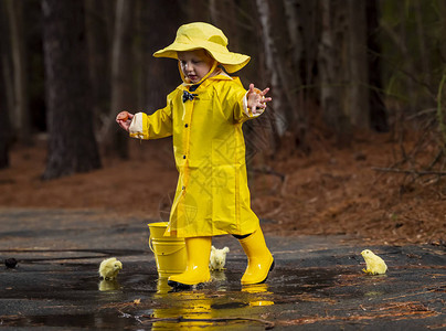 一个小孩在雨中玩耍而小妞图片