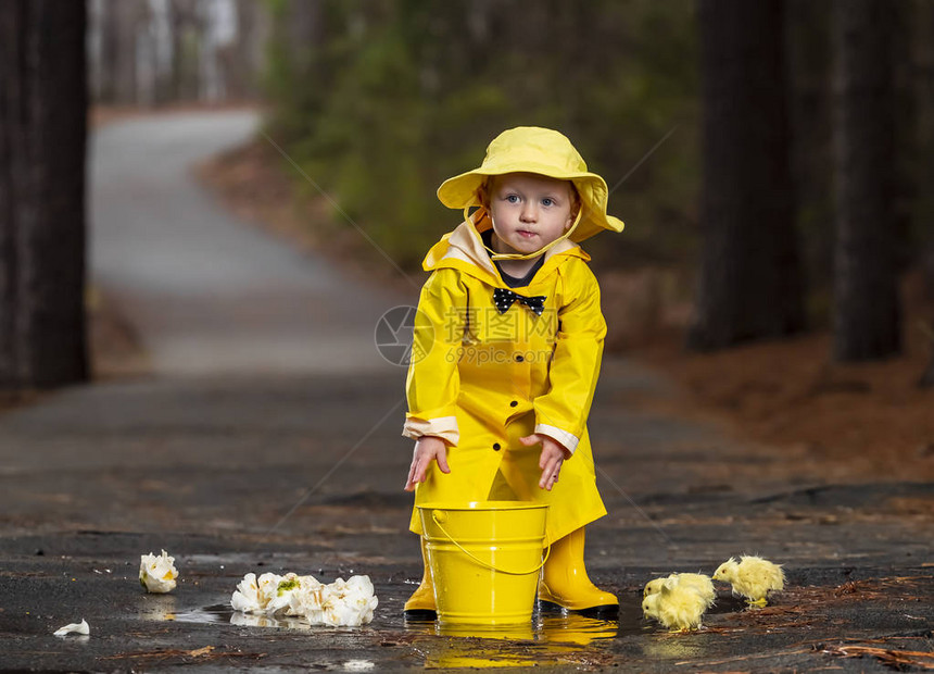 一个小孩在雨中玩耍而小妞图片