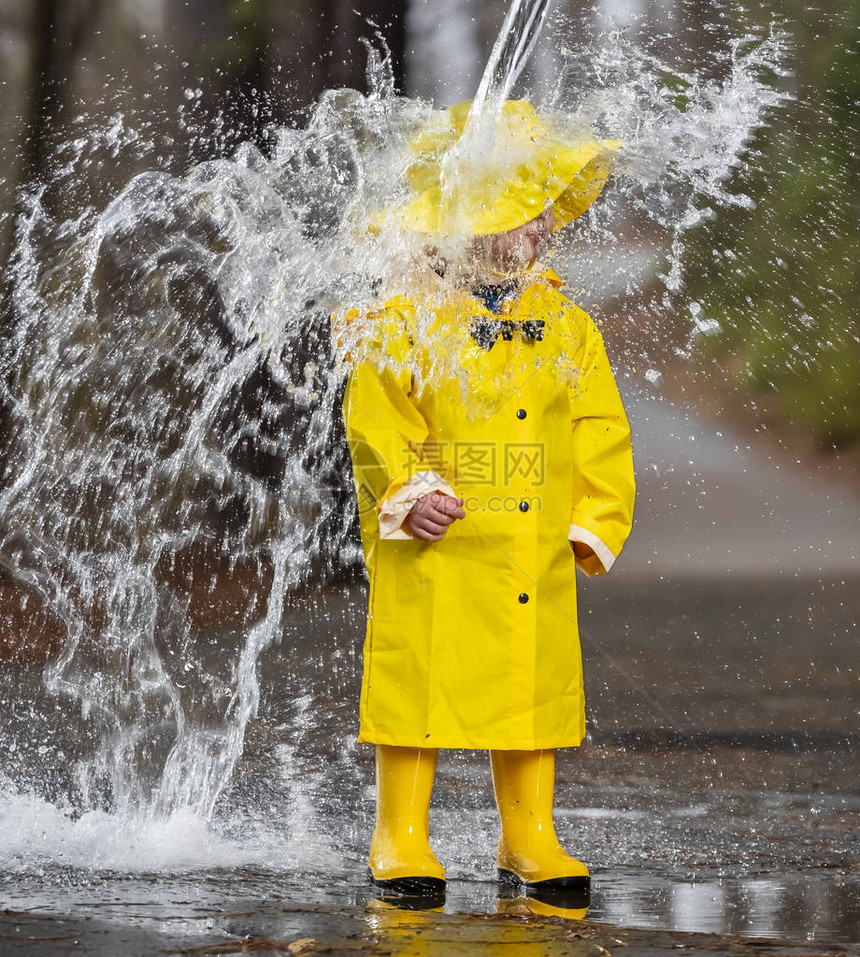 一个小孩在雨中玩耍而小妞图片