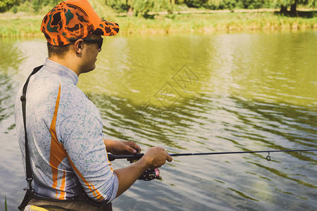 渔夫在河上钓鱼图片
