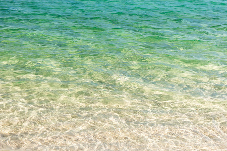 清晰蓝色透明的海滩水图片