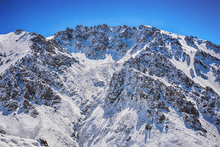 冬季雪覆盖了山峰图片