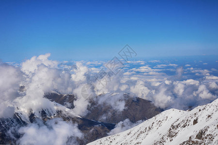 高山和谷上空的云层景色很美图片