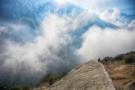 高山风景有雪和云覆盖的山脉大石图片