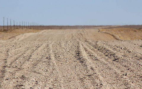 非洲沙漠的尘土飞扬的道路图片