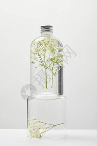 以透明瓶装的有机化妆品产野花图片