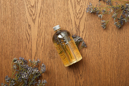透明瓶子的顶部视图天然美容产品靠近木图片