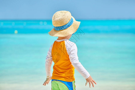 三岁的小孩在沙滩上度假在马尔代夫图片
