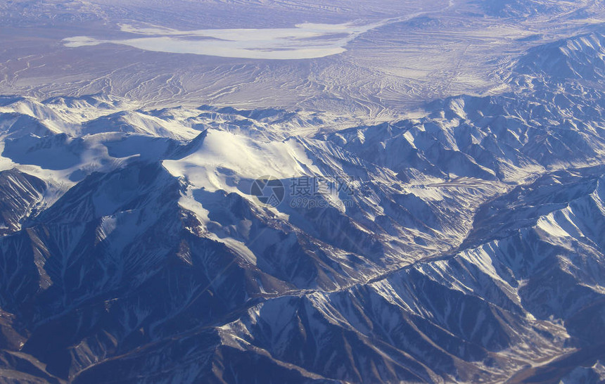 从飞机到吉利安山脉又称南山或南部山区的景色很美图片