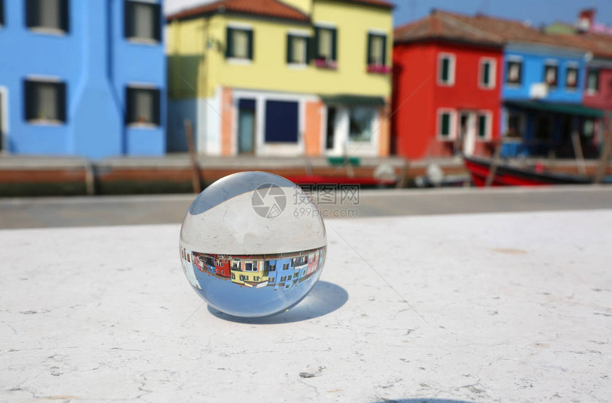 在意大利威尼斯附近的布拉诺和彩色房屋中图片
