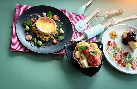 华夫饼篮子中的水果冰淇淋在柠檬酱盘和奶酪蛋糕盘图片