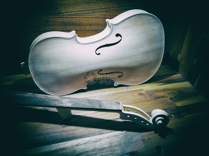 原小提琴放在木板上展示身体和乐器的颈部图片