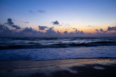 日出前海滩上的大海景观图片