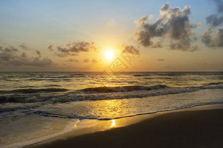 沙滩上的日出图片