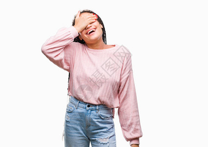 年轻的编织头发非洲裔美国女孩穿着毛衣在孤立的背景上微笑着图片