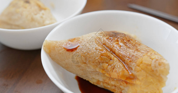 用筷子吃粽子图片