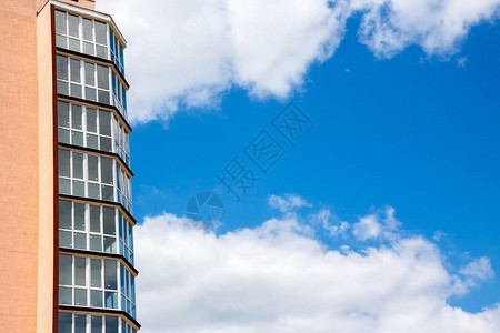 在阳光明媚的天下蓝色云彩背景的新现代公寓房图片