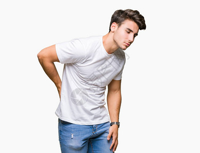 身穿白色T恤背景孤立的年轻帅哥背痛用手触摸背图片
