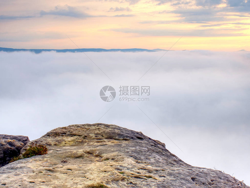 山边的岩石远处的福吉山美丽的雾图片