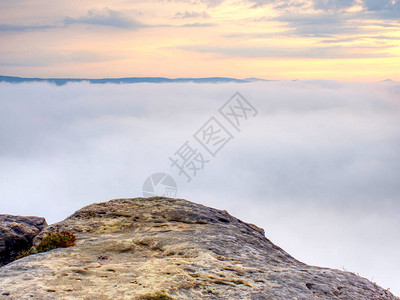 山边的岩石远处的福吉山美丽的雾背景图片