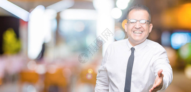 中年商务阿拉伯男子戴着眼镜图片