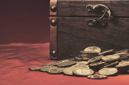 资金和储蓄资金概念木箱和硬币在红图片