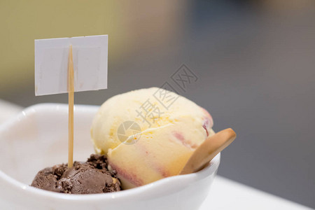 香草和巧克力冰淇淋球特写图片