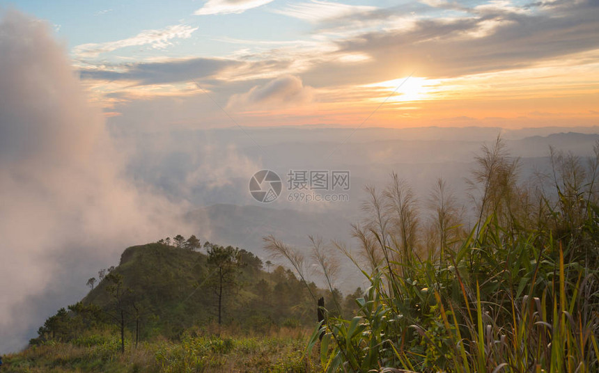 PhuLangka公园的Nom与天空的日落和雾和草地树蓝天云日落和雾泰国旅图片