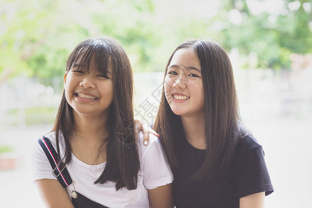 两个亚裔青少年的快乐情感和两个亚裔图片