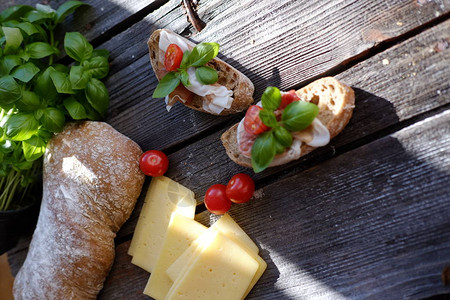 美味的小三明治和肉樱桃西红柿奶酪面包和图片