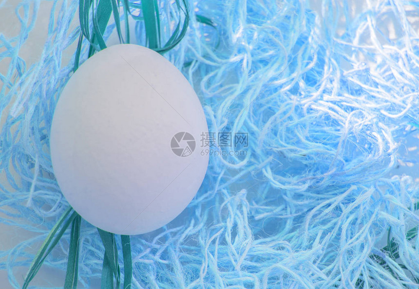 复活节的巢穴里有一个复活节鸡蛋蓝色至形效果复制空间顶层视图片