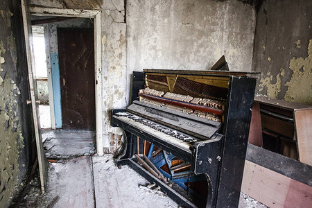 在乌克兰切尔诺贝利的一座废弃房图片