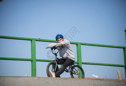 一个戴头盔的人骑着自行车图片
